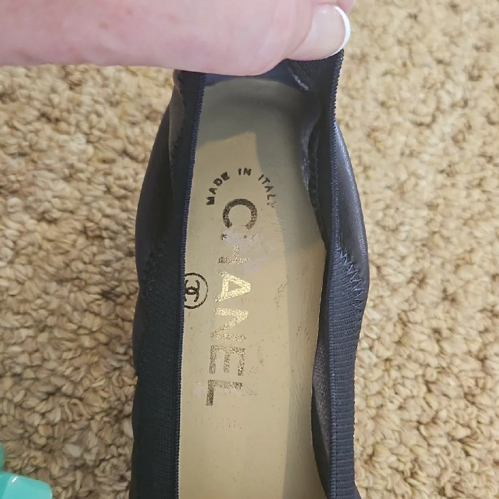 CHANEL Navy and Cream Flats with Floral Accent - Picture 3 of 14